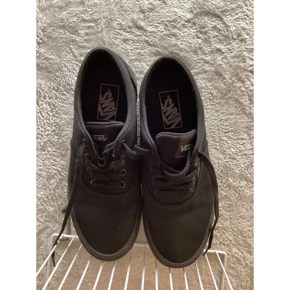 Vans iconic shaft accents